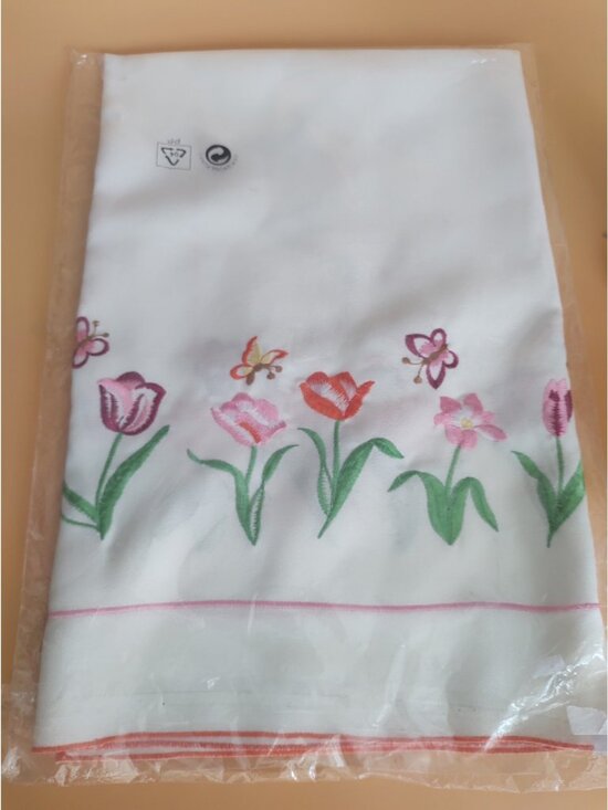 S & S group Canada Other - Floral Design Table Cloth 36 x 36 inches New